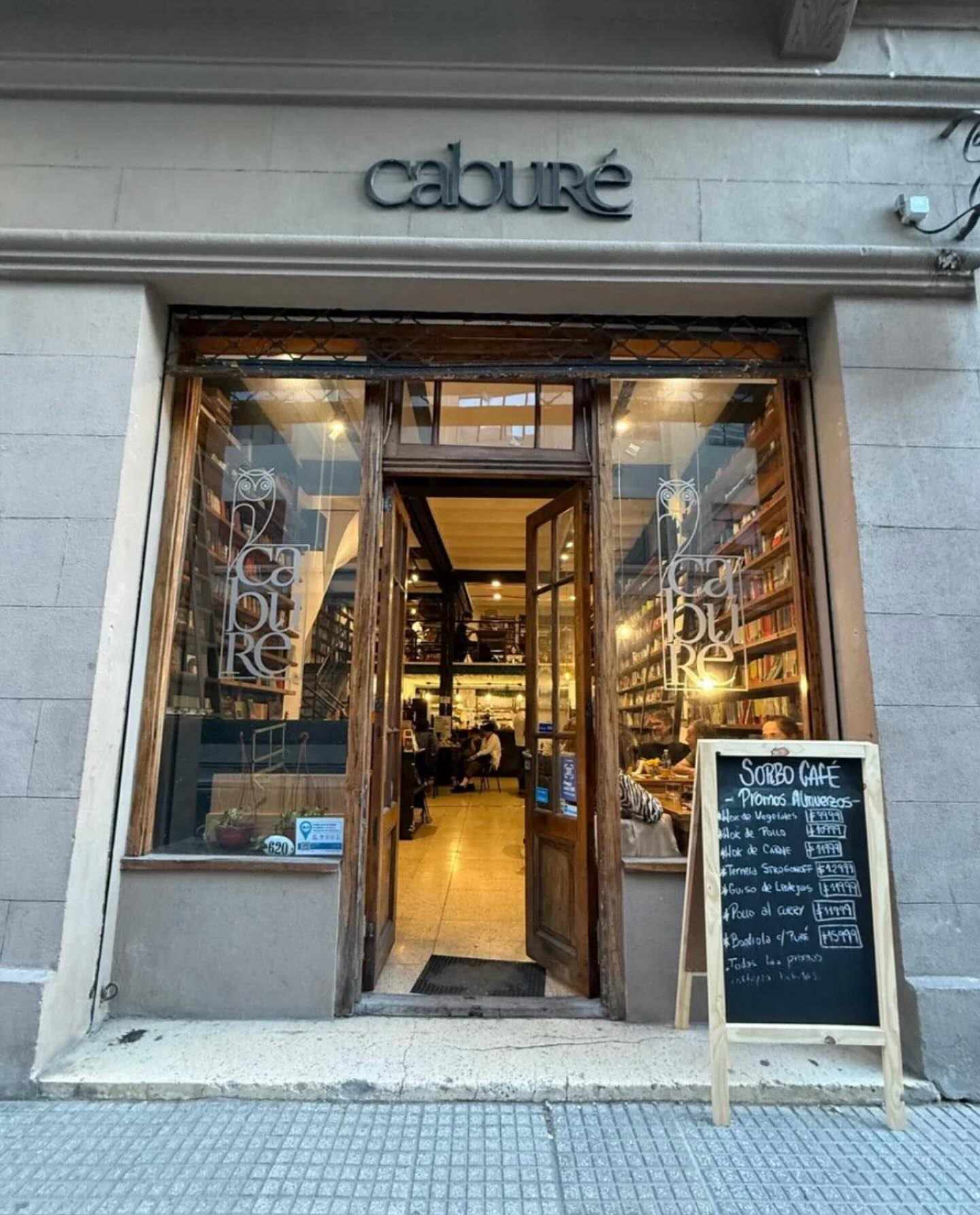 Fachada de la librería Caburé, hogar de SORBO Café en San Telmo
