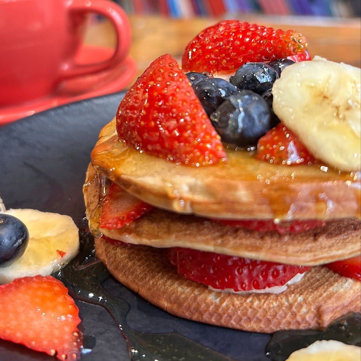 Pancakes de avena de SORBO con miel y frutas de estación